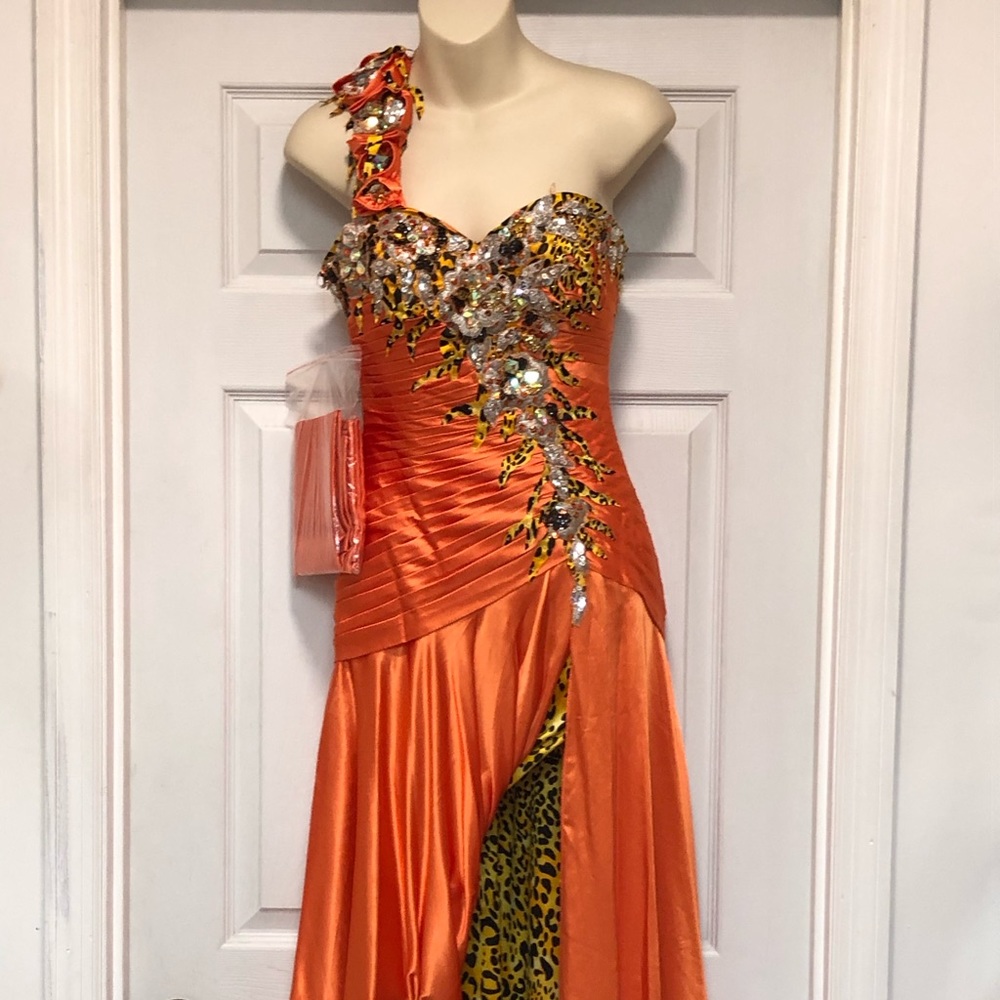🆕 Tony Bowls👗 SIZE 0🧡 one shoulder 💃  Stunning Dress on the ladies!